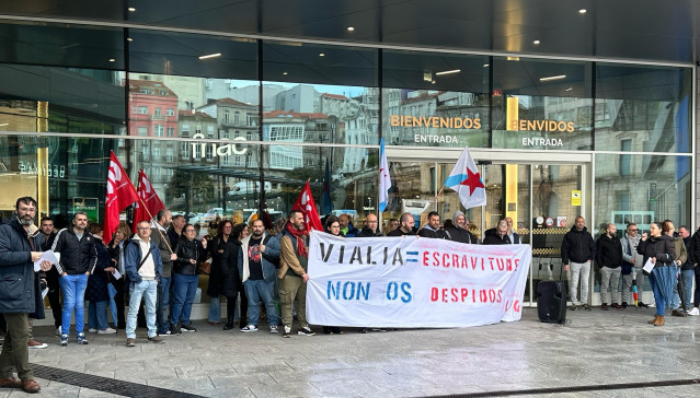 Concentración de trabajadores de mantenimiento del centro comercial Vialia y delegados de la CIG para exigir la subrogación del personal y denunciar 