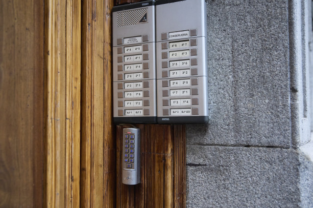 Archivo - Telefonillo de un bloque de viviendas, a 29 de octubre de 2024, en Madrid (España). Almeida, ha informado este martes, 29 de octubre, que presentará en dos semanas el Plan Especial de Protección del Ámbito Residencial en la Ciudad de Madrid con