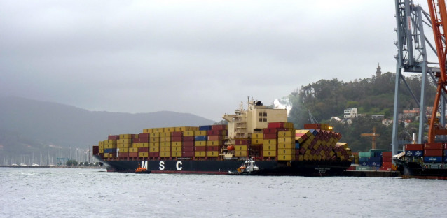 El buque portacontenedores MSC Houston atraca en el puerto de Vigo tras sufrir un corrimiento de carga cuando navegaba rumbo a Liverpool, procedente de Grecia. La mercancía que transporta no es peligrosa.