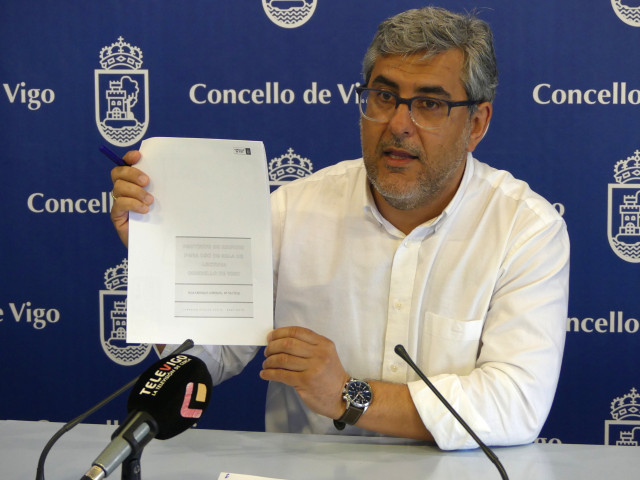 El portavoz del grupo municipal del PP en Vigo, Miguel Martín en rueda de prensa.