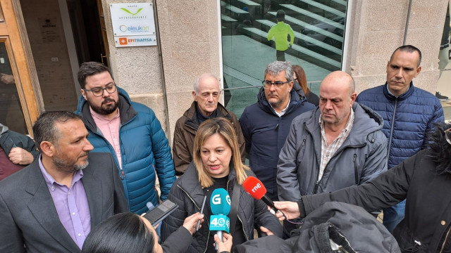 La presidente de la Federación Vecinal de Vigo, María Pérez, atiende a los medios, con motivo del desalojo definitivo de la entidad de su sede por parte del Ayuntamiento.