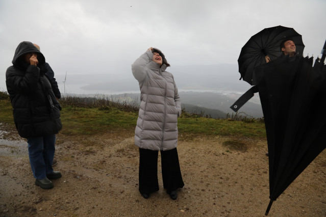 La conselleira de Economía, María Jesús Lorenzana, observa un molino eólico en el parque de Xiabre