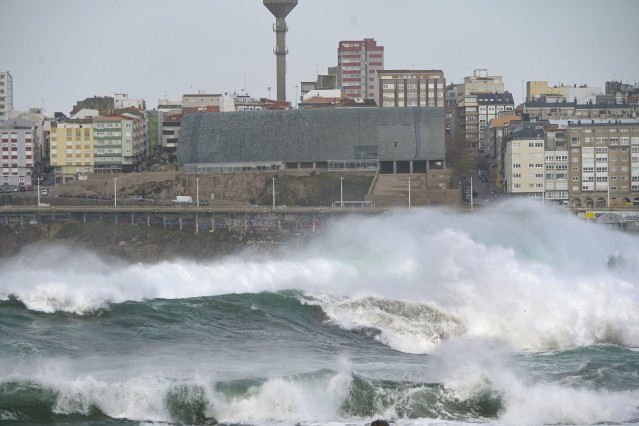 Archivo - Vistas del mar picado con edificios al fondo, a 4 de noviembre de 2023, en A Coruña, Galicia (España). La Agencia Estatal de Meteorología (AEMET) ha activado en A Coruña el aviso rojo por la llegada de la borrasca Domingos, que provoca fuertes r