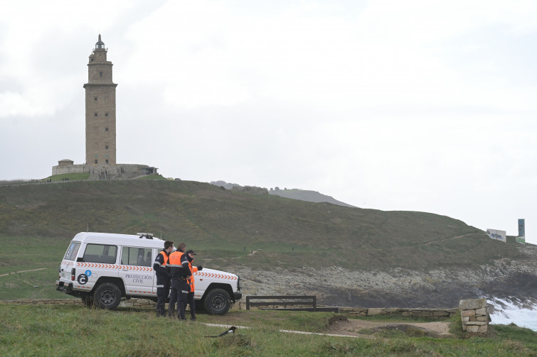 Búsqueda de un hombre caído al mar en la zona de la Torre de Hércules