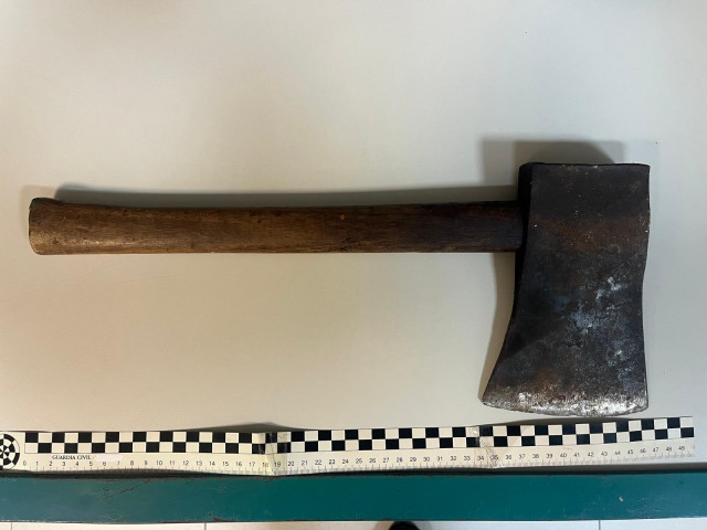 Machete con el que un vecino de Arteixo amenazó a los agentes de la Guardia Civil y de la Policía Local.