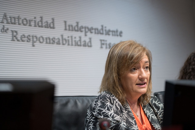 Archivo - La presidenta de la AIReF, Cristina Herrero (c); el director de la División de Análisis Presupuestario, Ignacio Fernández-Huertas; y la directora de la División de Análisis Económico, Esther Gordo