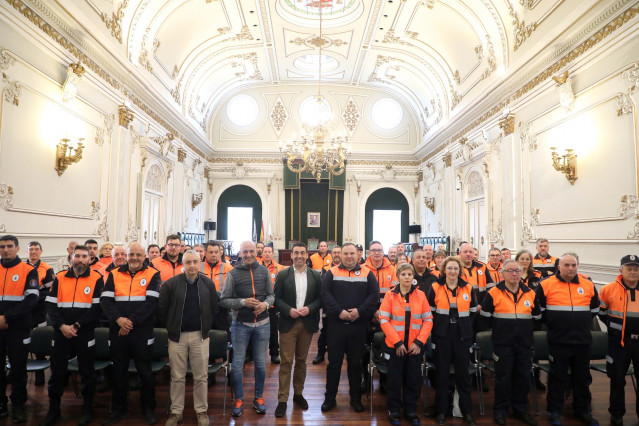 El presidente de la Diputación de Pontevedra, Luis López, y miembros del gobierno provincial con agrupaciones de protección civil de la provincia.