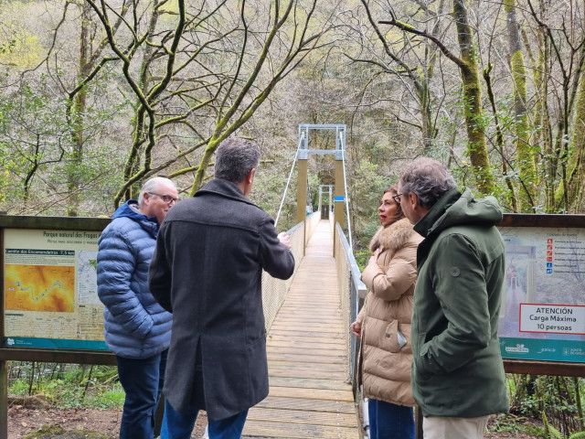 La directora xeral de Patrimonio Natural, Marisol Díaz, ha visitado este lunes el Parque Natural Fragas do Eume y el puente colgante de Cal Grande.