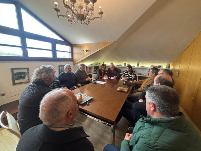 La directora xeral de la Axencia Galega de Desenvolvemento Rural, Paz Rodríguez, se reúne con el alcalde de Outeiro de Rei, José Pardo