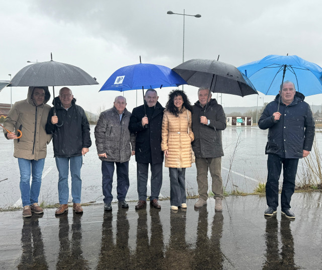 Los senadores del PP lucense, José Manuel Barreiro, José Manuel Balseiro y Juan Serrano, visita el acceso al Puerto Seco de Monforte de Lemos.