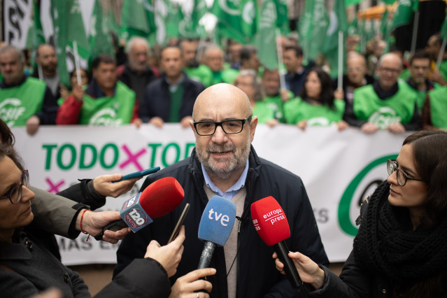El presidente nacional de CSIF, Miguel Borra, interviene durante una concentración de la Central Sindical Independiente y de Funcionarios (CSIF), frente al Ministerio de Hacienda, a 19 de marzo de 2025, en Madrid.