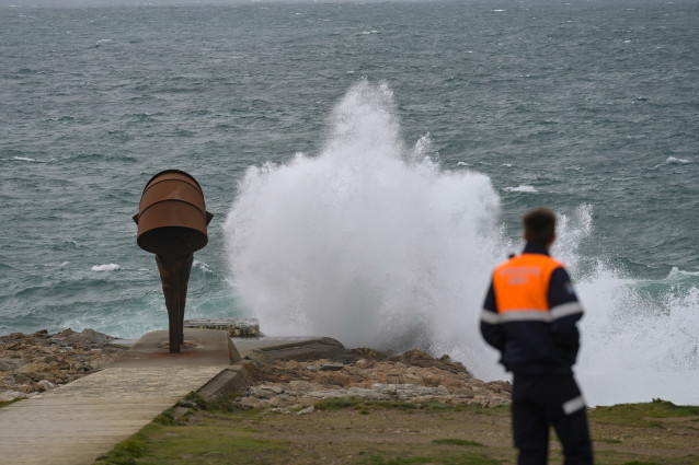 Agentes de los Servicios de Emergencias, a 23 de marzo de 2025, en A Coruña, Galicia (España). Los servicios de emergencia buscan a un hombre que cayó este domingo al mar en el entorno de la Torre de Hércules, en A Coruña.