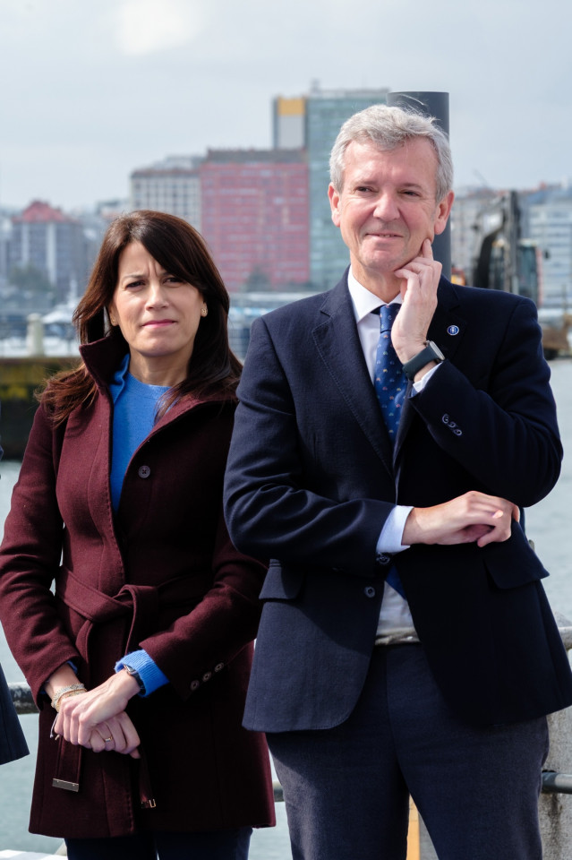 El presidente de la Xunta de Galicia, Alfonso Rueda, junto a la conselleira de Vivenda e Planificación de Infraestruturas, María Martínez Allegue,en un acto en A Coruña