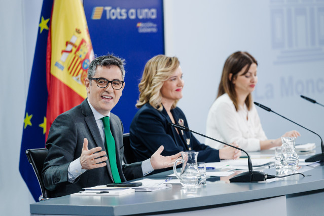 (I-D) El ministro de la Presidencia, Relaciones con las Cortes y Justicia, Félix Bolaños; la ministra Portavoz, Pilar Alegría y la ministra de Juventud e Infancia, Sira Rego, durante una rueda de prensa tras el Consejo de Ministros, en el Palacio de la Mo