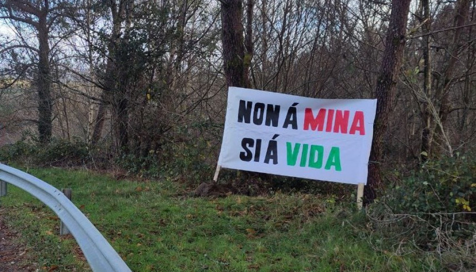 Pancarta contra la mina de Doade en una foto de SOS Suido