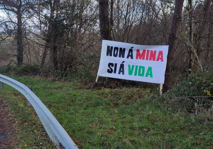 Pancarta contra la mina de Doade en una foto de SOS Suido