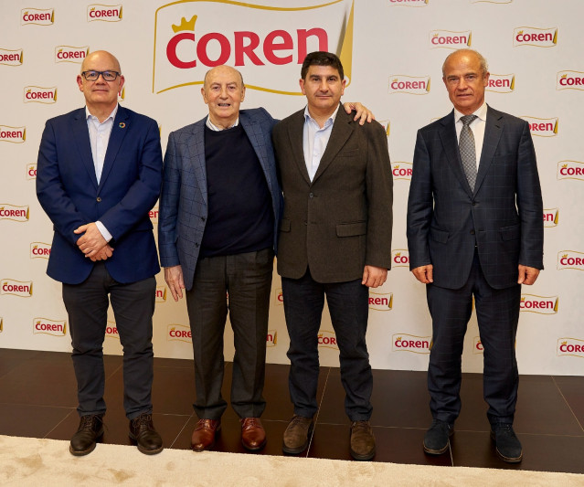 El delegado del Gobierno, Pedro Blanco, visita al Centro de Procesado Avícola que la cooperativa tiene en Santa Cruz de Arrabaldo, en Ourense