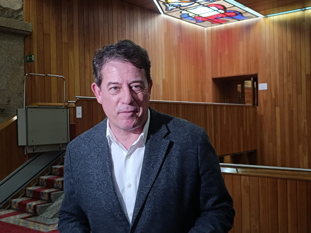 Besteiro este martes ante los medios.