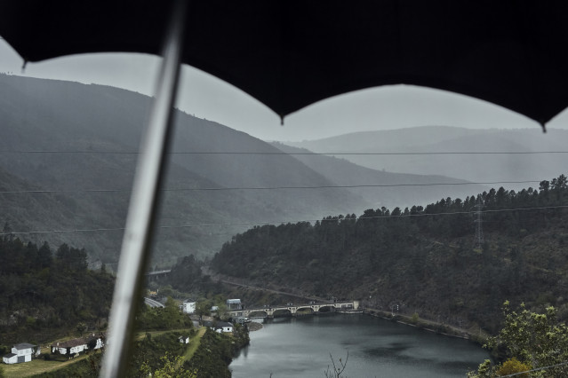 Archivo - Vista del embalse de San Martiño desde la zona de Os Albaredos, a 17 de abril de 2023, en Os Albaredos, Ourense, Galicia.