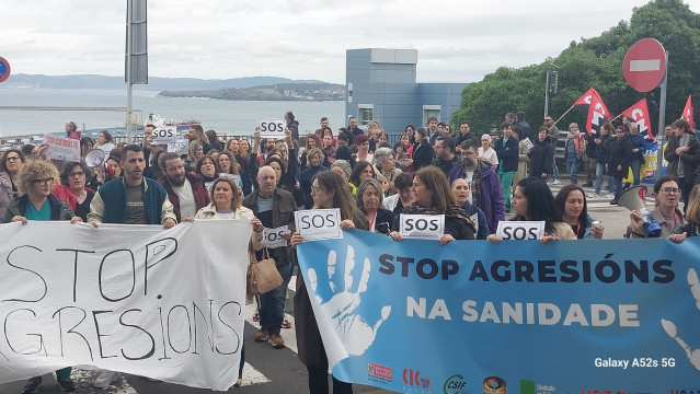 Archivo - Personal secunda una concentración ante el Chuac en demanda de medidas frente a las agresiones