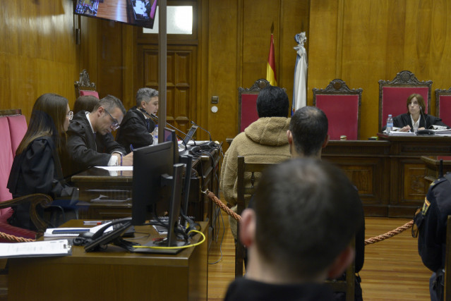 La mujer acusada de matar a su compañera de piso en O Barco de Valdeorras en septiembre de 2021, durante un juicio en la Audiencia Provincial de Ourense, a 24 de marzo de 2025, en Ourense.