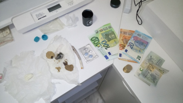 Detenido en Vigo un joven que circulaba tras haber consumido drogas y poseía hachís, anfetaminas y viagra en su coche.
