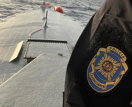 Cubierta del narcosubmarino en una foto de la Policia Judiciaria de Portugal