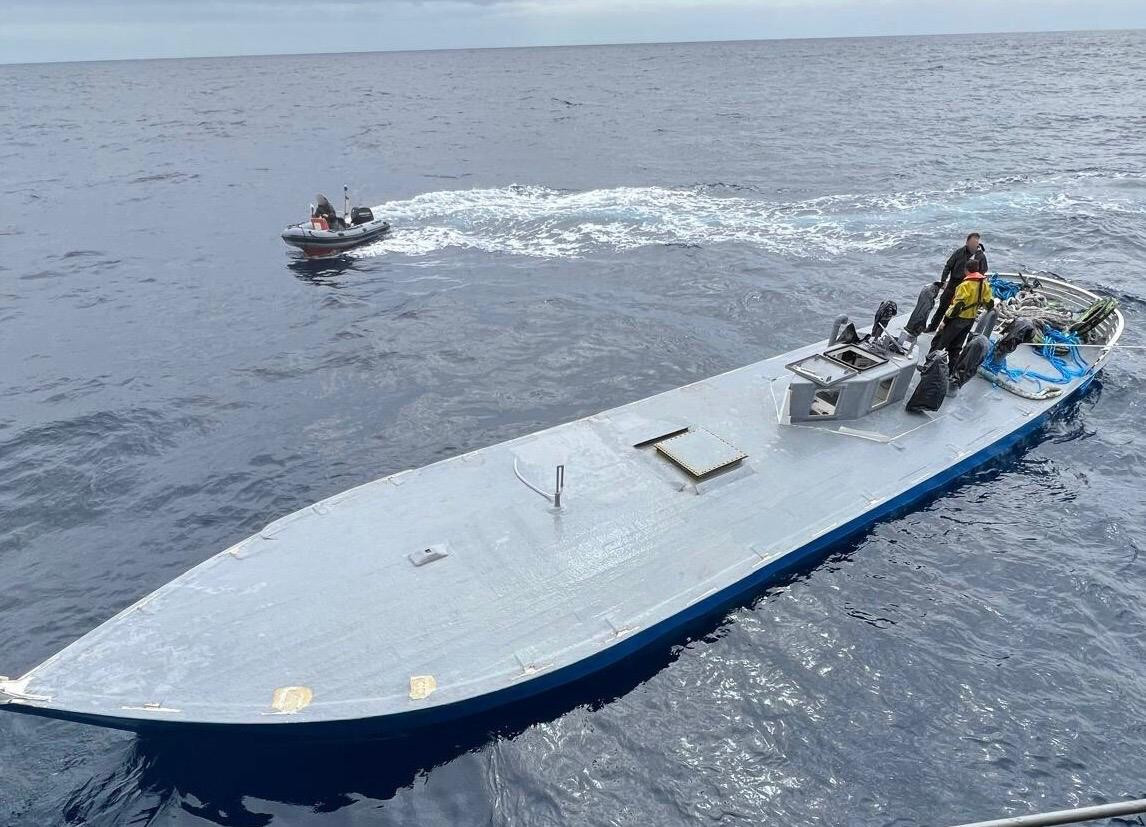 Narcosubmarino apresado en una foto de la Marinha  de Portugal