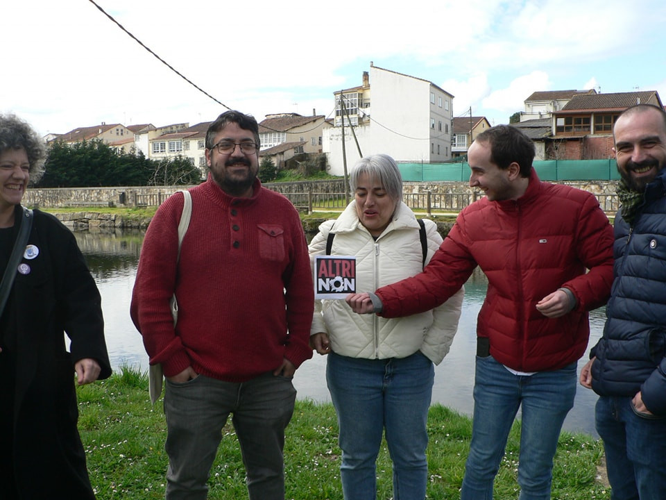 Antom Fente el segundo por la derecha en un acto de Agora Galicia