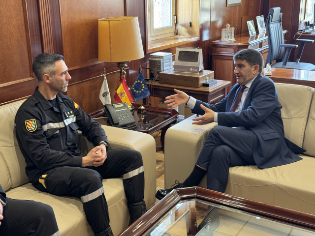 El delegado del Gobierno en Galicia, Pedro Blanco, se reúne con el jefe del Quinto Batallón de Intervención y Emergencias de la UME, el teniente coronel Daniel Constantino Casado
