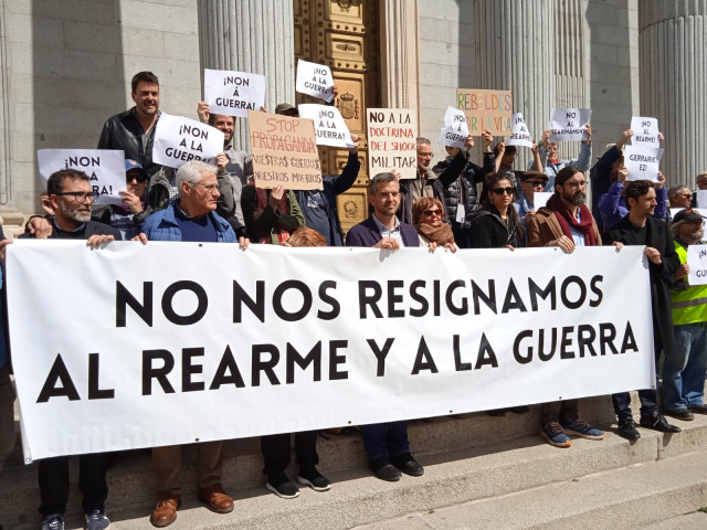 Colectivos sociales y los actores Carolina Yuste y Juan Diego Botto presentan a las puertas del Congreso el manifiesto contra el plan de rearme de la UE titulado 'No nos resignamos al rearme y a la guerra en Europa'.