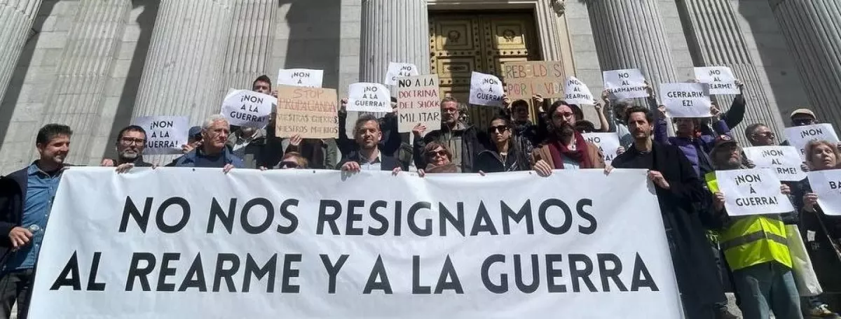 Manifiesto contra la guerra en el Congreso de los Diputados en una foto de Greenpeace