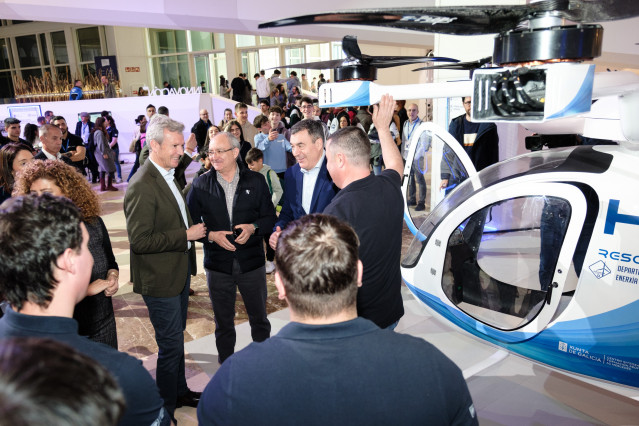 O titular do Executivo galego, Alfonso Rueda, acompañado do conselleiro de Educación, Ciencia, Universidade e Formación Profesional, Román Rodríguez, visita o congreso FP Innova Galicia 2025. Cidade da Cultura, 26/03/25.