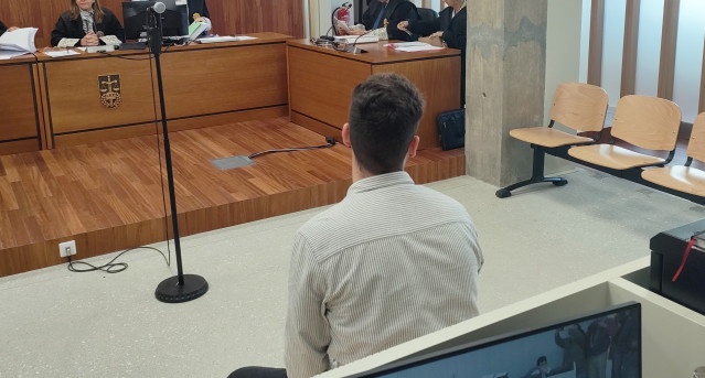 Un hombre, A.V.E., acusado de agredir sexualmente en Vigo a una chica a la que conoció por Tinder, en el banquillo de la sección quinta de la Audiencia Provincial de Pontevedra.