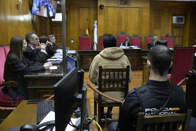 La mujer acusada de matar a su compañera de piso en O Barco de Valdeorras en septiembre de 2021, durante un juicio en la Audiencia Provincial de Ourense, a 24 de marzo de 2025, en Ourense.