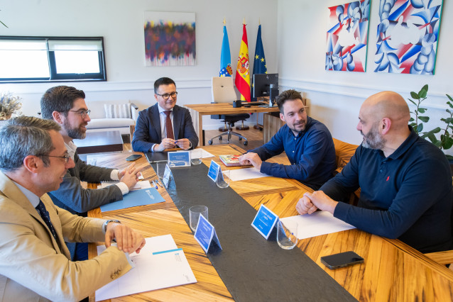 El conselleiro de Emprego, Comercio e Emigración, José González, se reúne con la nueva directiva de UGT-Galicia, encabezada por el nuevo secretario xeral Cristóbal Medeiros.