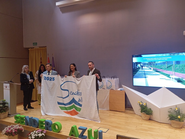 El Puerto de Vigo celebra la Bandera de Azul recibida por el sendero de 7,5 kilómetros de la fachada marítima.
