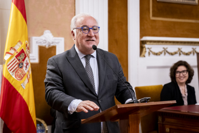 Archivo - El presidente de la DGT, Pere Navarro, interviene durante la entrega de las medallas al Mérito de la Seguridad Vial al presidente de la Comisión sobre Seguridad Vial del Congreso, Juan José Matarí,