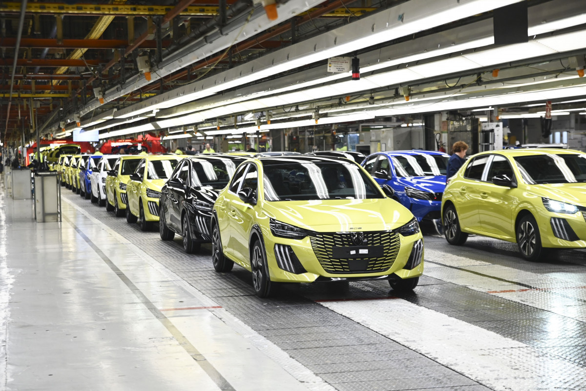 Archivo - Coches en una planta española de Stellantis.