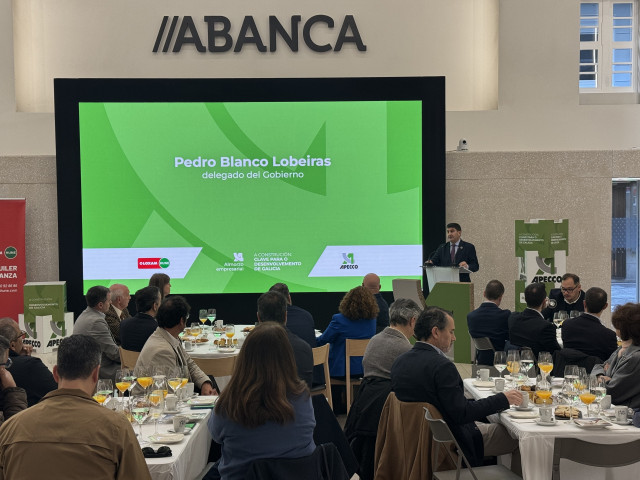El delegado del Gobierno en Galicia, Pedro Blanco, interviene en unas jornadas de Apecco
