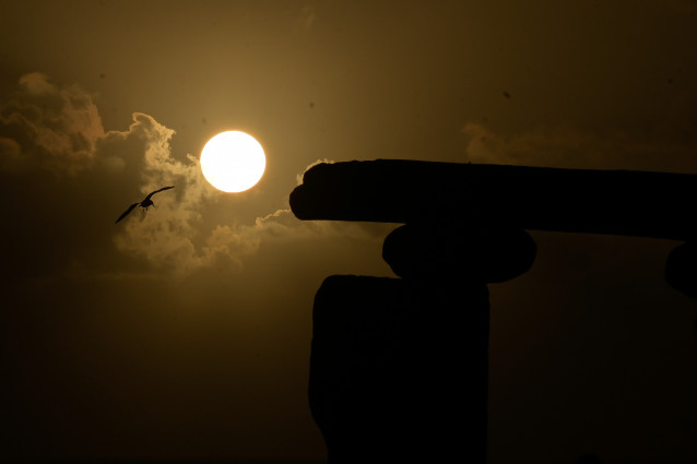 Archivo - Vista de la puesta del sol, a 8 de abril de 2024, en O Portiño (A Coruña). Un eclipse solar total que ha recorrido América del Norte se ha podido ver parcialmente desde Galicia y Canarias.