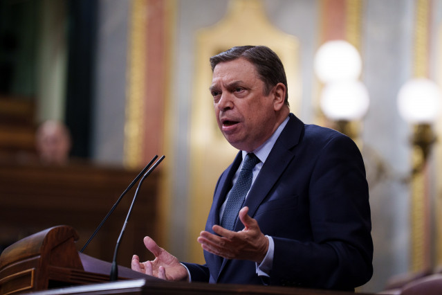 El ministro de Agricultura, Pesca y Alimentación, Luis Planas, interviene durante una sesión de control al Gobierno, a 26 de marzo de 2025, en Madrid.