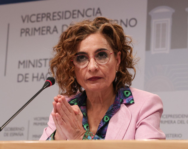 La vicepresidenta primera del Gobierno y ministra de Hacienda, María Jesús Montero, comparece ante los medios de comunicación para presentar el avance del cierre de la ejecución presupuestaria del conjunto de las Administraciones Públicas