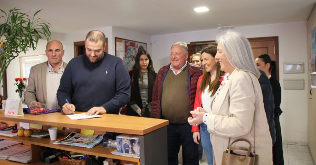 El diputado provincial y militante de Paradela Iván Castro se postula para la Secretaría Xeral del PSOE de Lugo acompañado por alcaldes y militantes de la provincia