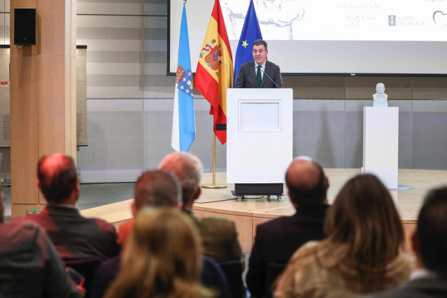 El conselleiro de Educación, Ciencia,  Universidad e FP, Román Rodríguez,  durante la presentación de la exposición 'José Rodríguez. El matemático do Bermés' en el Parlamento Europeo