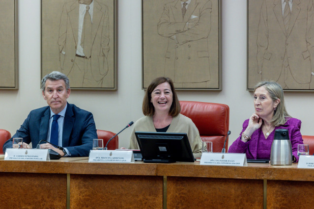 (I-D) El presidente del Partido Popular, Alberto Núñez Feijóo; la presidenta del Congreso, Francina Armengol, y la exministra Ana Pastor, durante la presentación del libro 'Discursos Parlamentarios de Ana Pastor Julián. Presidenta del Congreso