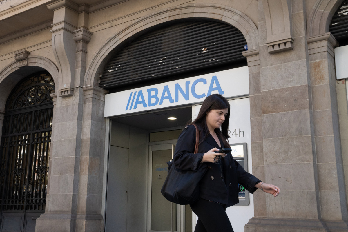 Archivo - Fachada del banco Abanca, a 4 de octubre de 2024, en Barcelona, Catalunya .