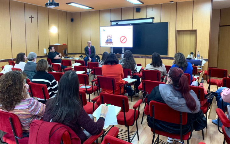 Ampas se unen a prohibición de móviles a alumnos de 1° de ESO lanzada por La Salle Santiago