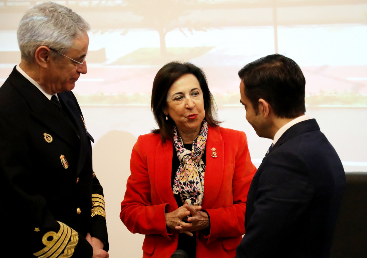 La ministra de Defensa, Margarita Robles, acompañada por el almirante jefe de Estado Mayor de la Armada, Antonio Piñeiro Sánchez, y el alcalde ferrolano, José Manuel Rey Varela, visita el Arsenal 