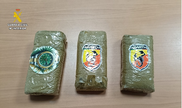 Tira por la ventanilla los paquetes de droga que transportaba al ver un control en Ribadeo